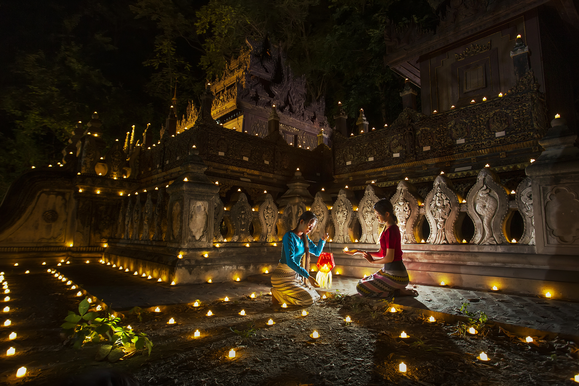 Light candles to pray